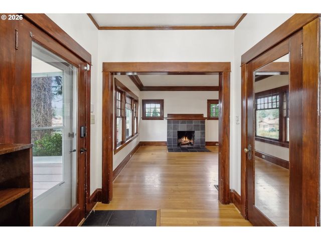 8921 Se WASHINGTON St, Portland, OR 97216