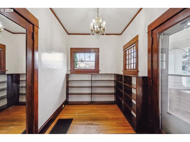 8921 Se WASHINGTON St, Portland, OR 97216
