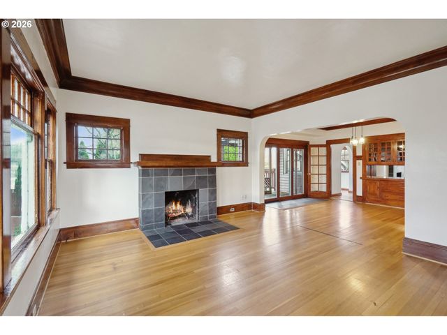 8921 Se WASHINGTON St, Portland, OR 97216