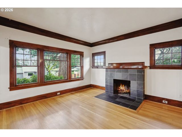8921 Se WASHINGTON St, Portland, OR 97216