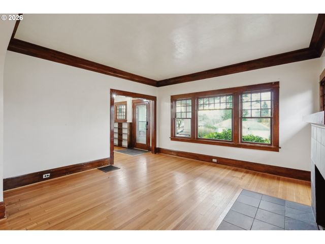 8921 Se WASHINGTON St, Portland, OR 97216