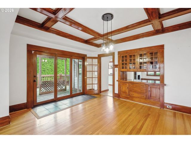 8921 Se WASHINGTON St, Portland, OR 97216