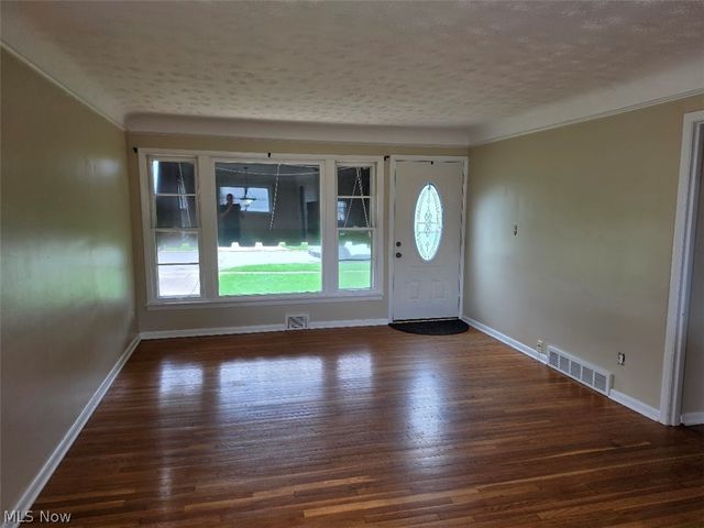 1371 W Miner Road, Mayfield Heights, OH 44124