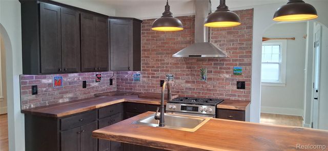 160 Chippewa Road, Pontiac, MI 48341