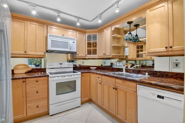 3589 S Ocean Boulevard 609, South Palm Beach, FL 33480