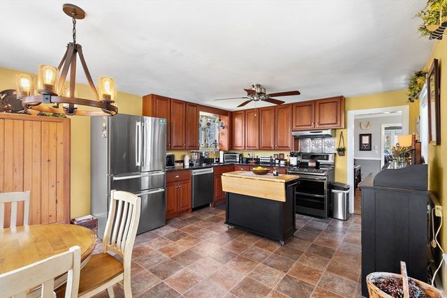 141 Westview Rd, Lowell, MA 01851