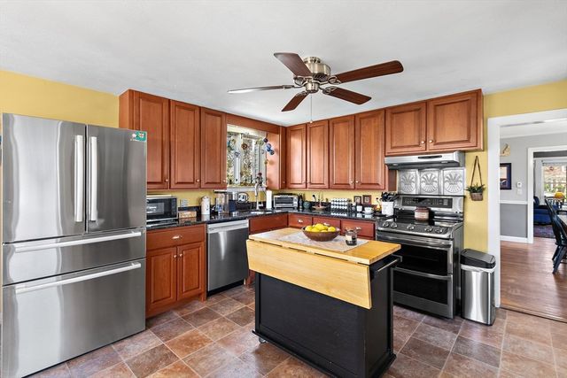 141 Westview Rd, Lowell, MA 01851