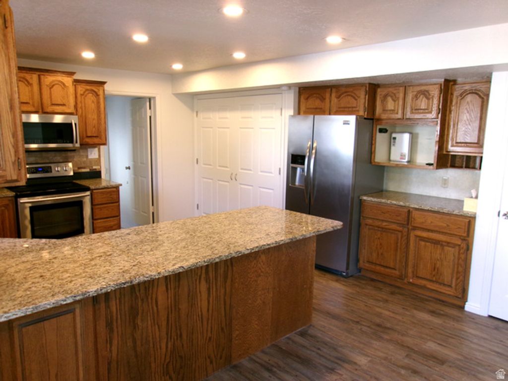 Image 13 of property listing at 5158 S 3550 W, Roy, UT 84067