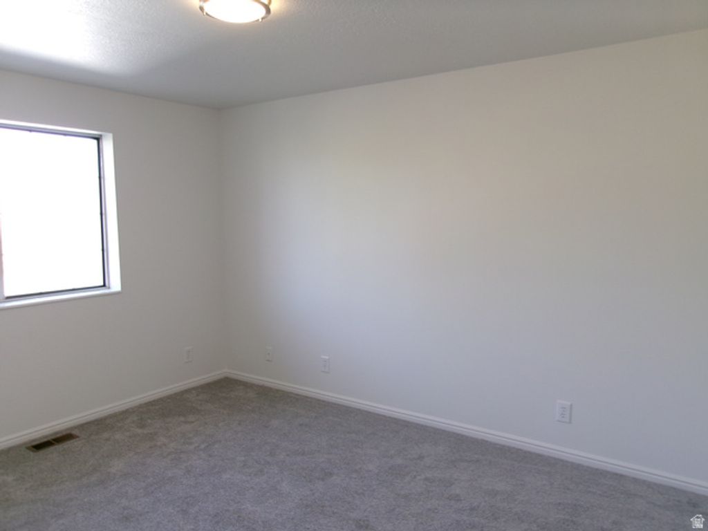 Image 18 of property listing at 5158 S 3550 W, Roy, UT 84067