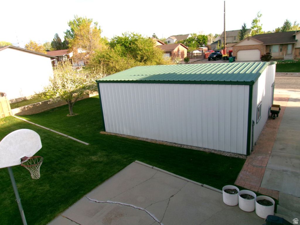 Image 26 of property listing at 5158 S 3550 W, Roy, UT 84067