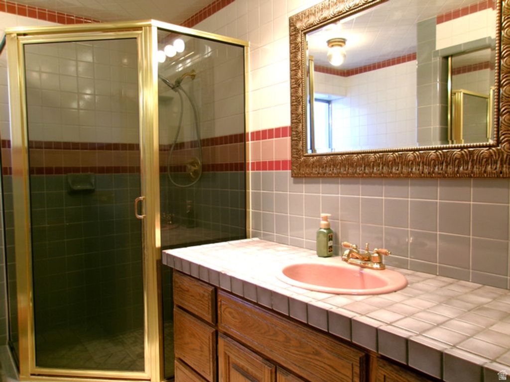 Image 34 of property listing at 5158 S 3550 W, Roy, UT 84067