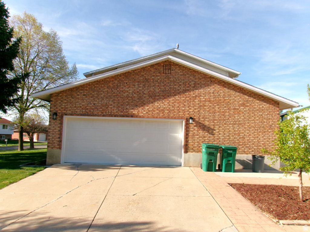 Image 40 of property listing at 5158 S 3550 W, Roy, UT 84067