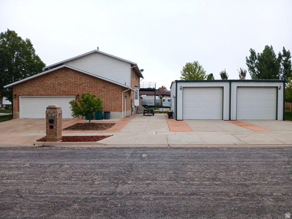 Image 41 of property listing at 5158 S 3550 W, Roy, UT 84067