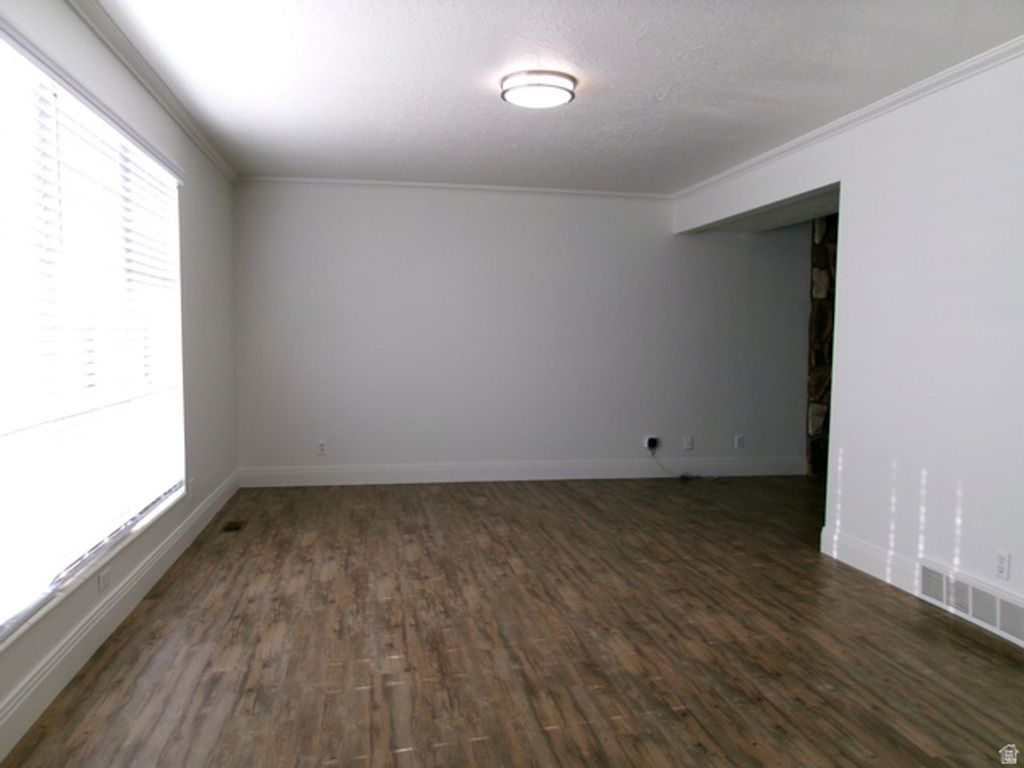 Image 6 of property listing at 5158 S 3550 W, Roy, UT 84067