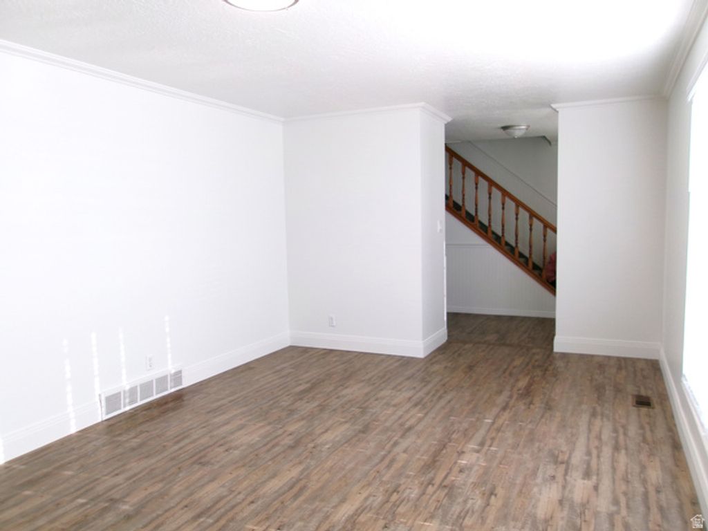 Image 7 of property listing at 5158 S 3550 W, Roy, UT 84067