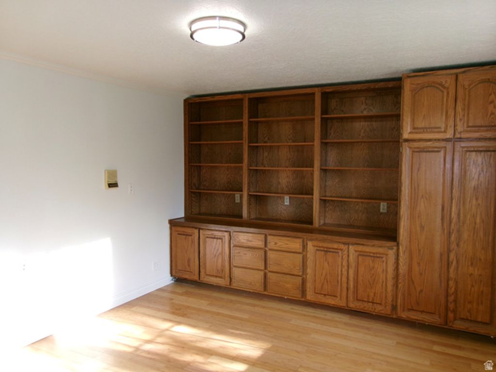 Image 10 of property listing at 5158 S 3550 W, Roy, UT 84067