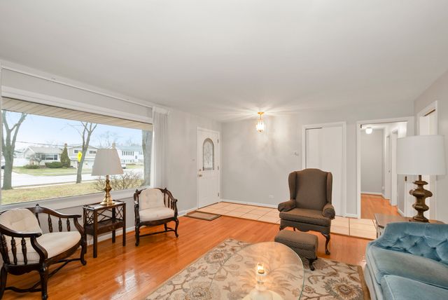 9137 S 88th Avenue S, Hickory Hills, IL 60457