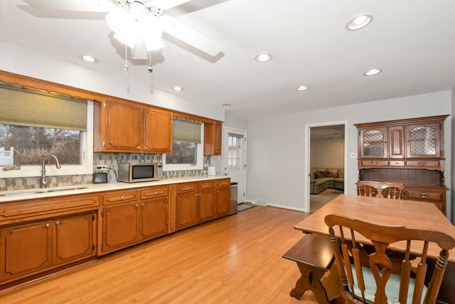 9137 S 88th Avenue S, Hickory Hills, IL 60457