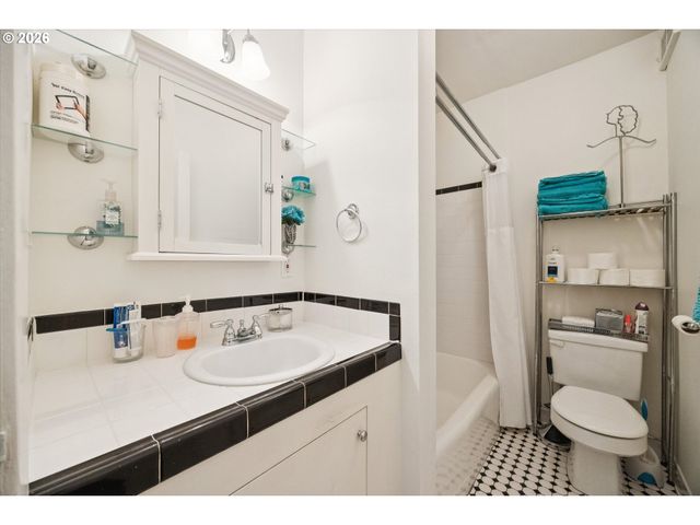 1811 Nw COUCH St 202, Portland, OR 97209