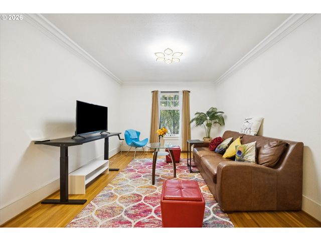 1811 Nw COUCH St 202, Portland, OR 97209