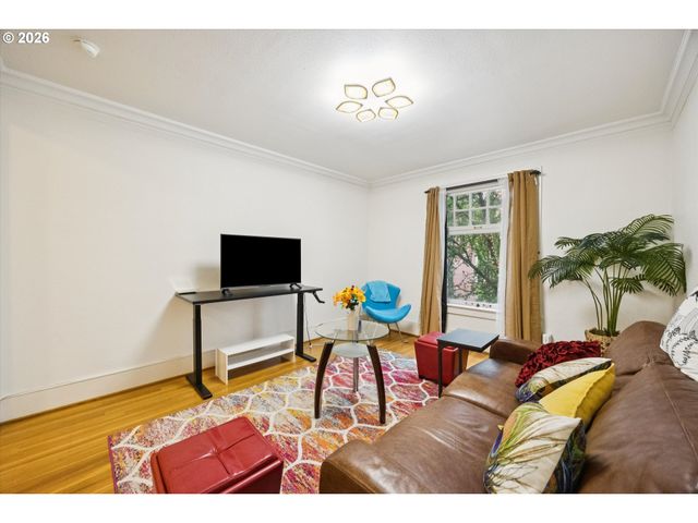 1811 Nw COUCH St 202, Portland, OR 97209