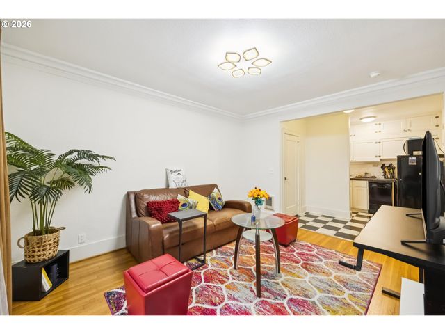 1811 Nw COUCH St 202, Portland, OR 97209