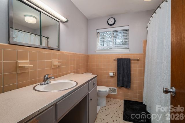 1966 13th Street NE, Hickory, NC 28601