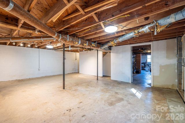 1966 13th Street NE, Hickory, NC 28601