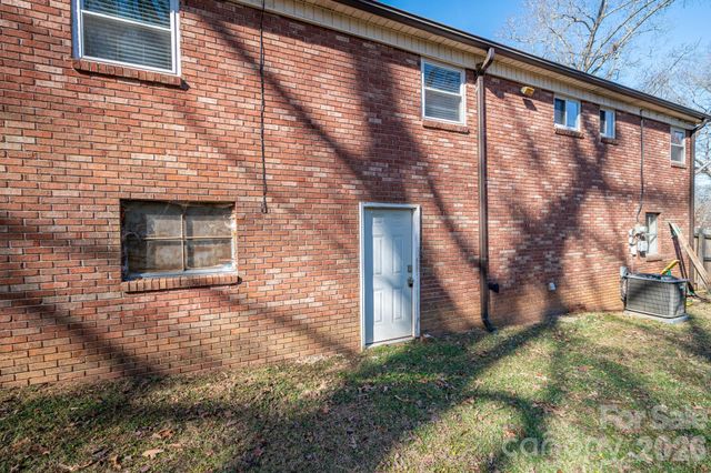 1966 13th Street NE, Hickory, NC 28601