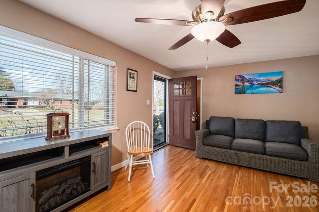 1966 13th Street NE, Hickory, NC 28601