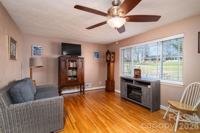 1966 13th Street NE, Hickory, NC 28601