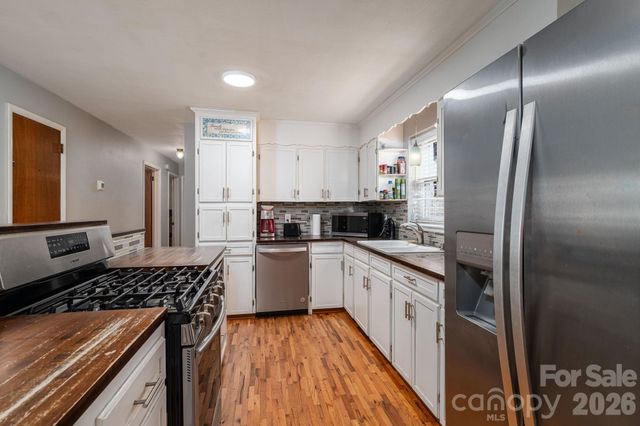 1966 13th Street NE, Hickory, NC 28601