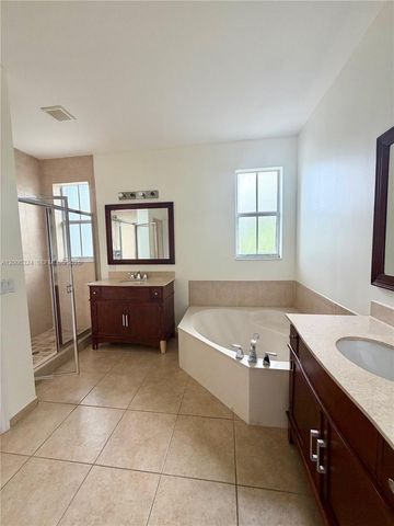 10747 NW 76th Ln, Doral, FL 33178