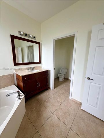 10747 NW 76th Ln, Doral, FL 33178