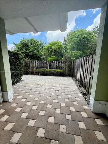 10747 NW 76th Ln, Doral, FL 33178