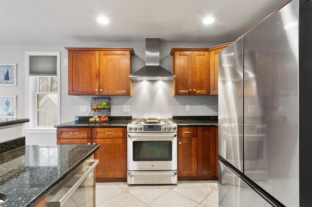 12 Glastombury Drive, Sandown, NH 03873