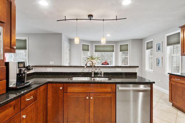 12 Glastombury Drive, Sandown, NH 03873