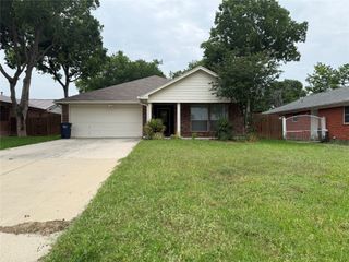 4828 Curzon Avenue, Fort Worth, TX 76107
