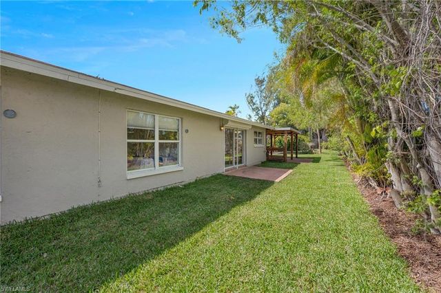 1723 Camelia LN, Naples, FL 34105