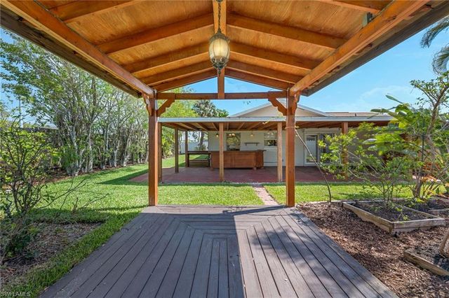 1723 Camelia LN, Naples, FL 34105