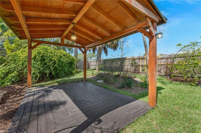 1723 Camelia LN, Naples, FL 34105