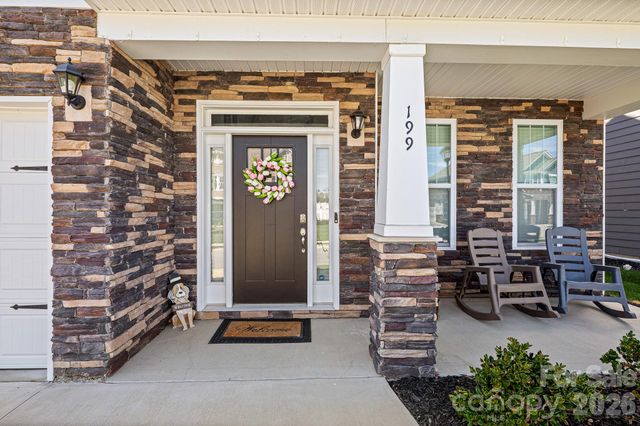 199 Fox Cove Road, Hendersonville, NC 28792