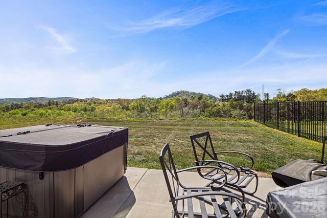 199 Fox Cove Road, Hendersonville, NC 28792
