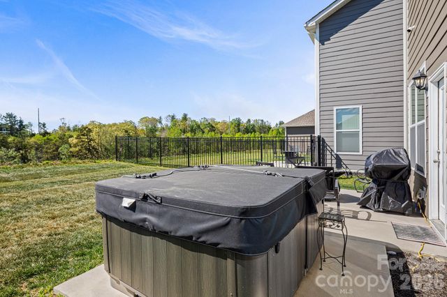 199 Fox Cove Road, Hendersonville, NC 28792