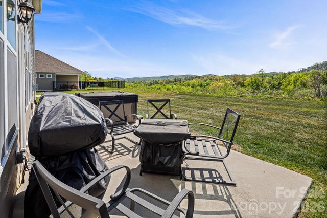 199 Fox Cove Road, Hendersonville, NC 28792