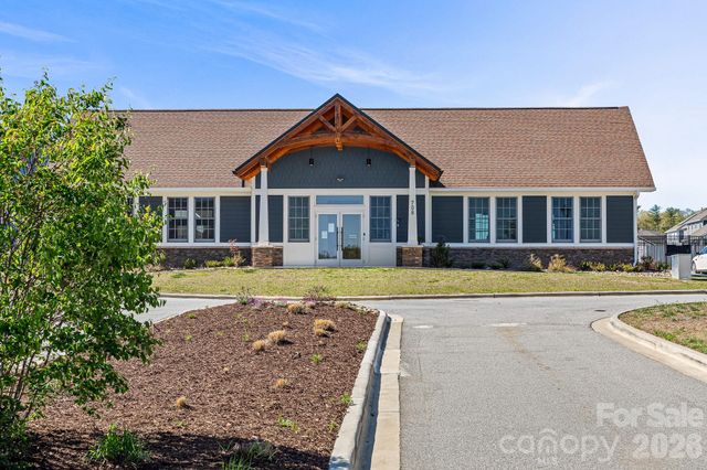 199 Fox Cove Road, Hendersonville, NC 28792