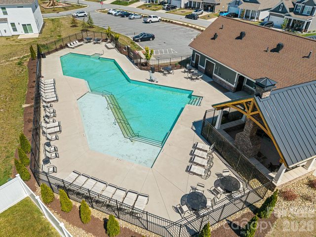 199 Fox Cove Road, Hendersonville, NC 28792
