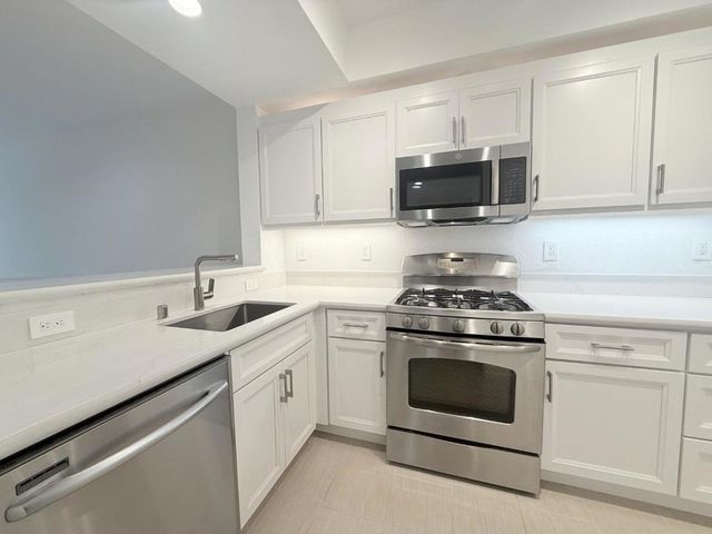 313 Crescent Court, Brisbane, CA 94005