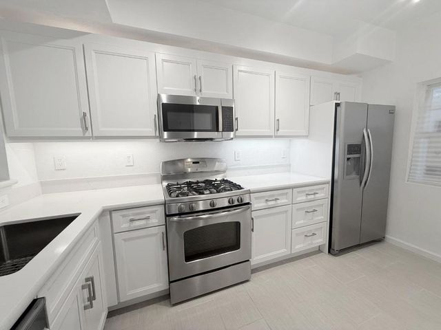 313 Crescent Court, Brisbane, CA 94005