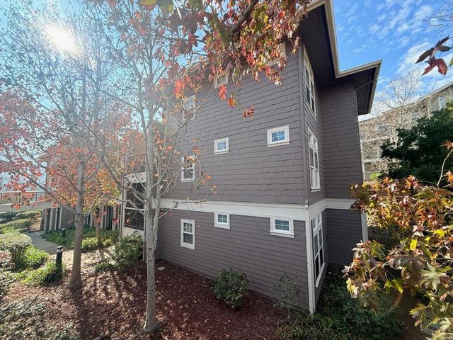 313 Crescent Court, Brisbane, CA 94005